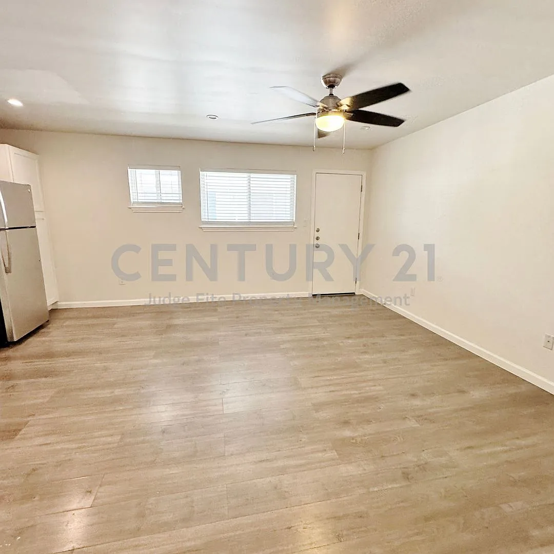 Stylish 1/1 Apartment in Prime Dallas Location Ready for Move-In! — Photo 3
