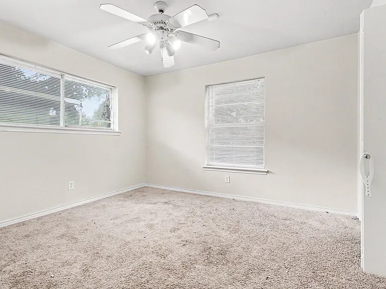 8615 Skyline Dr — Photo 14