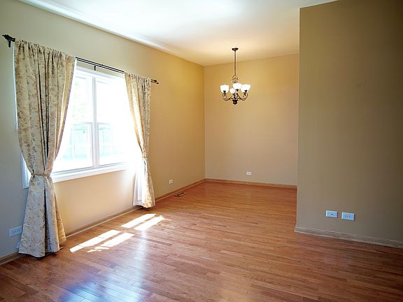 4th image of 107 Maplewood Dr #85-5