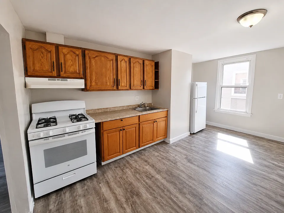 241 W Ivy St #3