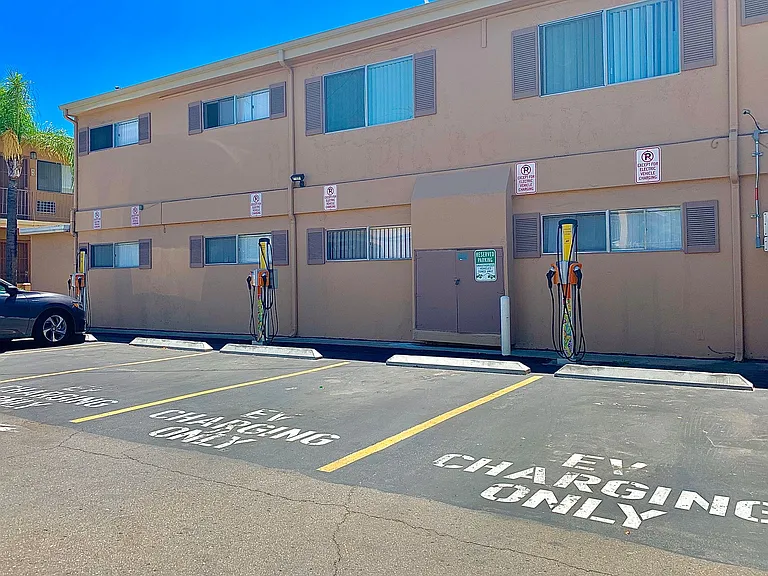 Bella Vista Apartments — Photo 10