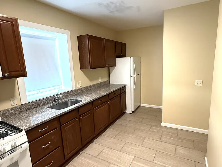 1333 E Main St #5 — Photo 4