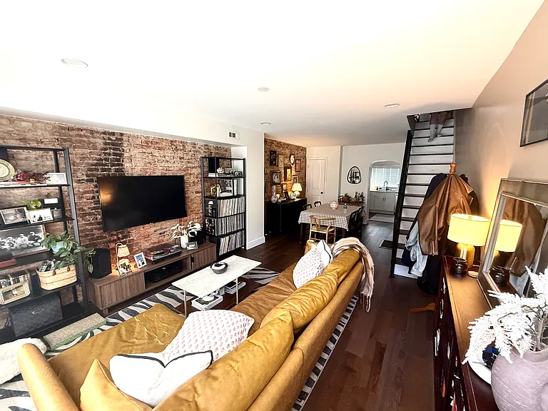1832 S Mole St — Photo 2