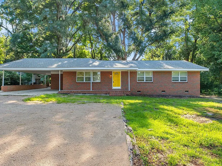 123 Columbia Dr — Photo 1