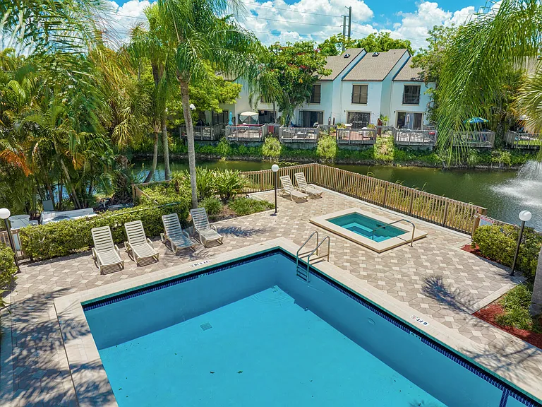 Emerald Palms Apartment Homes — Photo 40