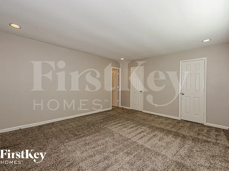 1217 Meadow Creek Dr — Photo 12