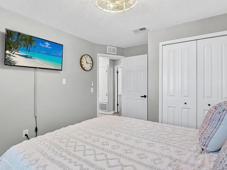 425 Via Valencia Ct — Photo 9