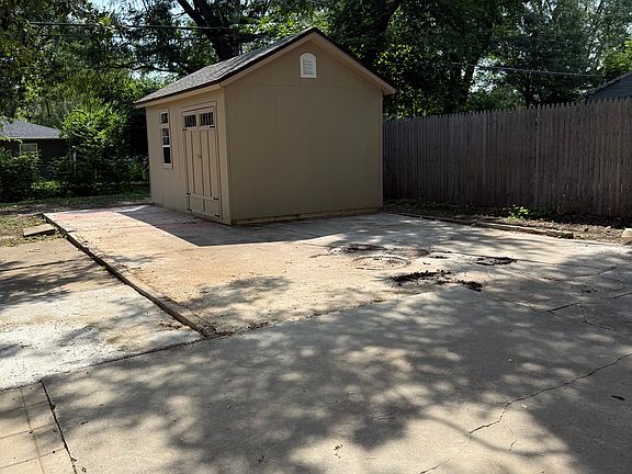 4th image of 160 S Longwood Dr