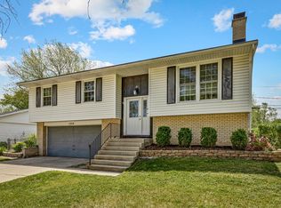 1004 Meadow Ln, Streamwood, IL