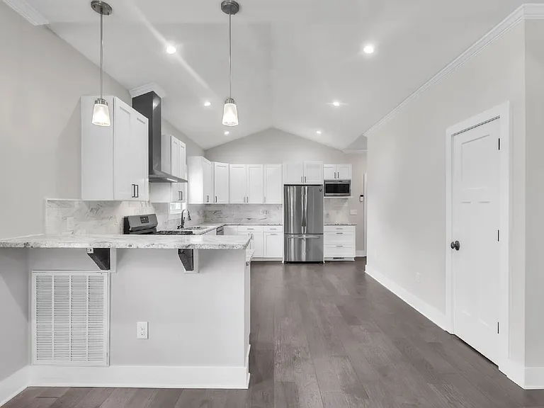 410 Gower St — Photo 6