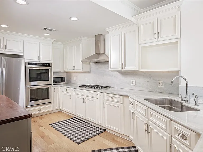 408 Flower St — Photo 14