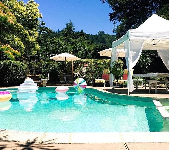 Pool ready for a party !!