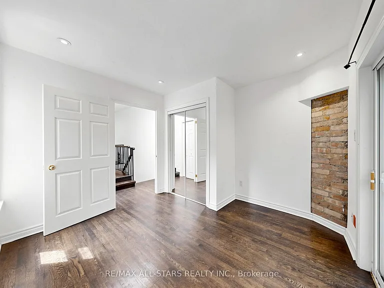 68 Macpherson Ave — Photo 29