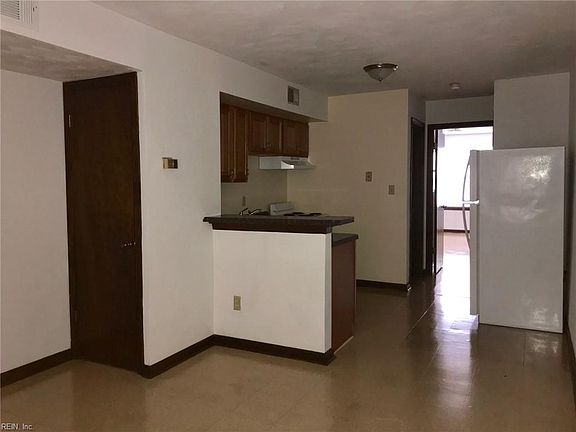 2nd image of 1049 W 49th St #102