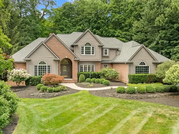 17271 Red Fox Trl, Chagrin Falls, OH 44023