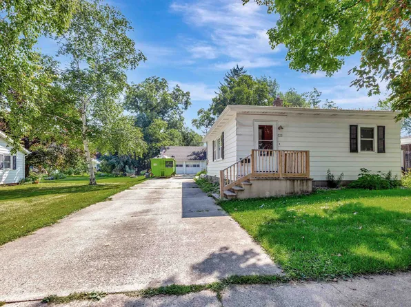 322 Adams Ave, Omro, WI 54963