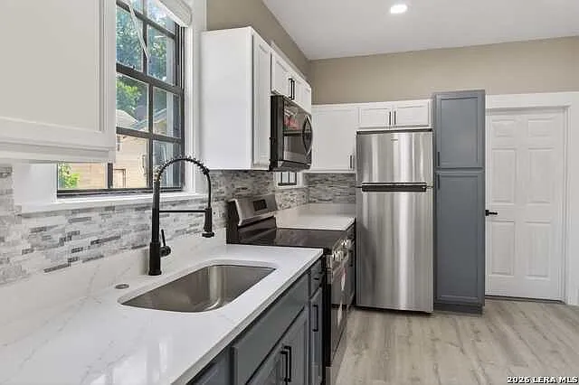 906 W Craig Pl — Photo 4