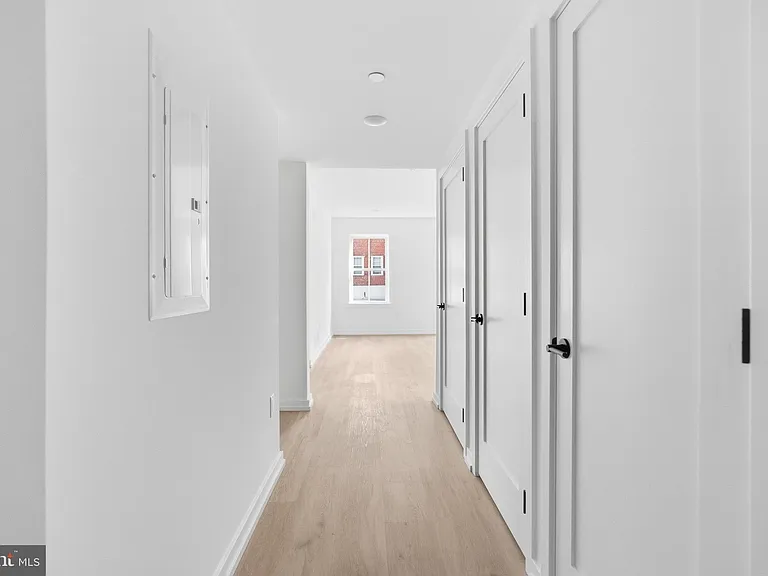 209 New St #2G — Photo 5