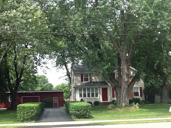 Lots of parking/L-shape driv