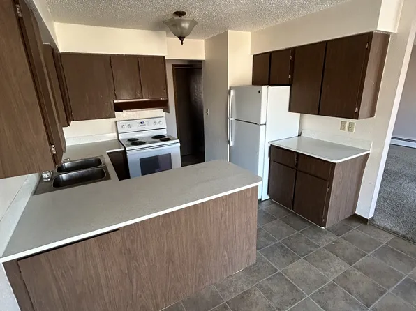 108 3rd St E, Dickinson, ND