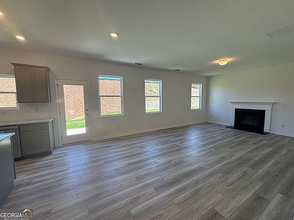 5th image of 205 Bloomfield Cir