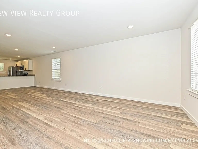 502 12th Ave NE — Photo 3