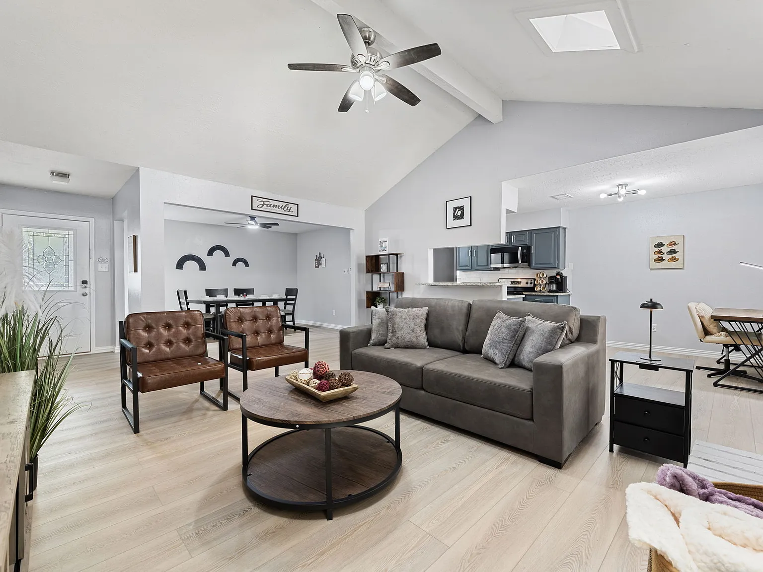 3 bed, 1576 sqft, $4,490 — Photo 1