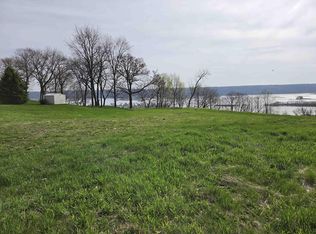 137 Royal Oaks Ct, Guttenberg, IA 52052