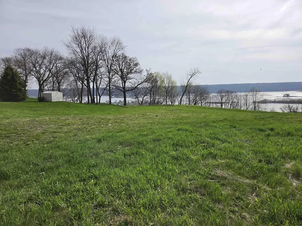 137 Royal Oaks Ct, Guttenberg, IA 52052