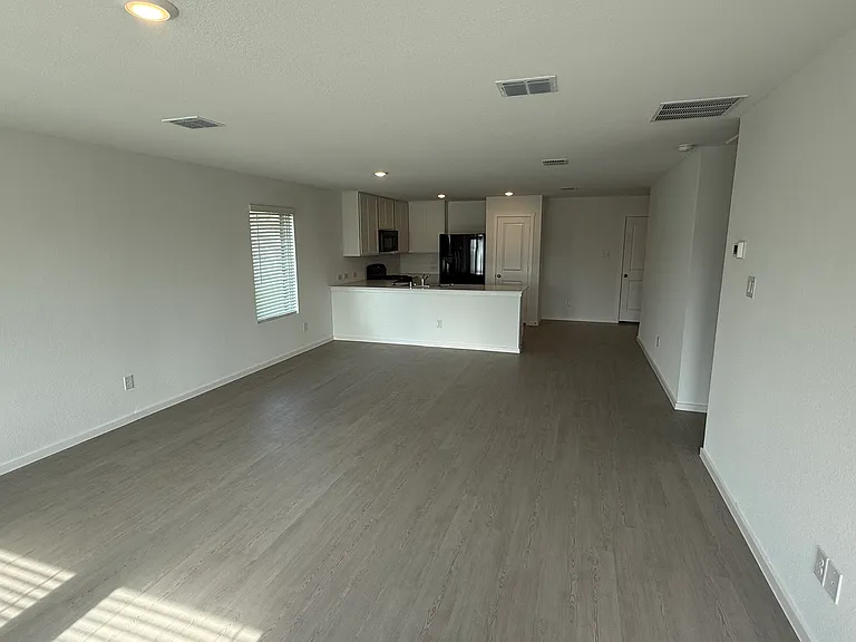 2053 Derby Ln — Photo 7