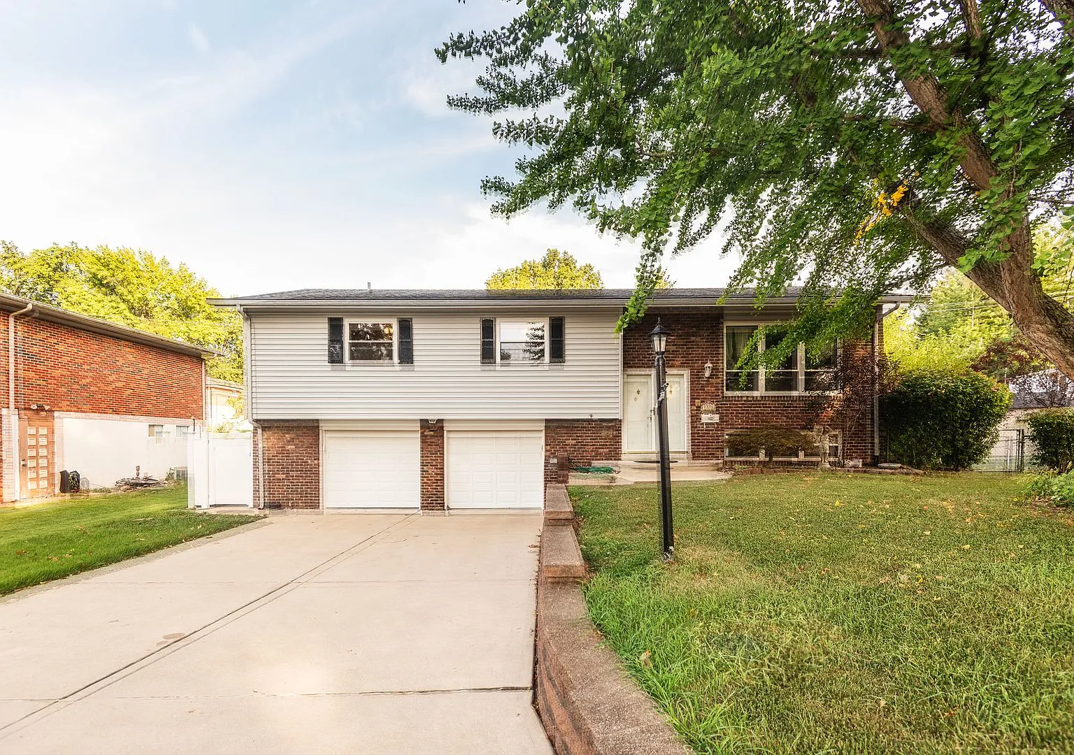 Spacious 4-Bed, 2.5-Bath Split-Level Home — Photo 2
