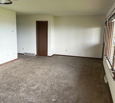 5th image of 726 W 2nd St #11377387