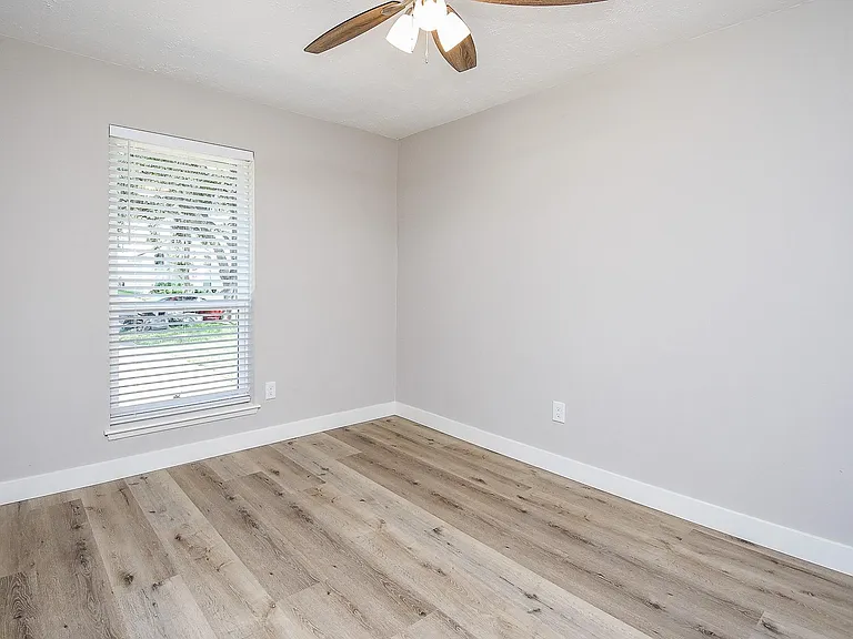 2835 Colony Dr — Photo 25