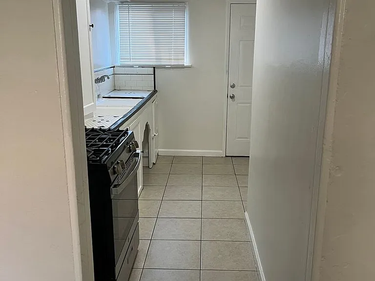 925 N Azusa Ave — Photo 8