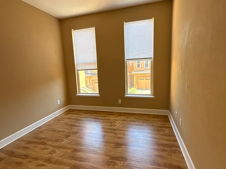 7208 Queen Isabella Ct — Photo 26