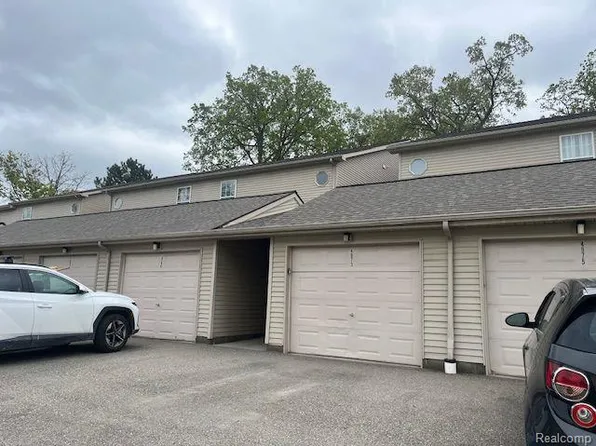 4971 Oak Hill Dr #49, Waterford, MI 48329