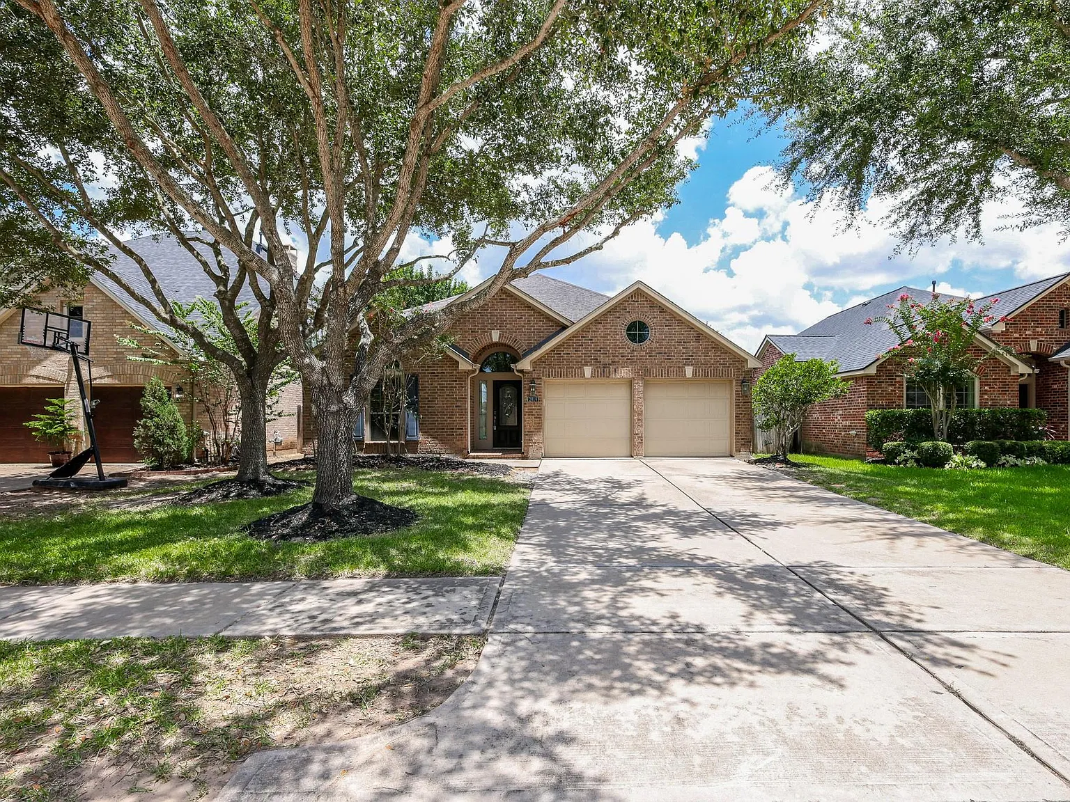 4 bed, 3.0 bath, 2640 sqft, $2,500 — Photo 1