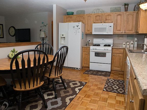 5th image of 149 Emerson Ave