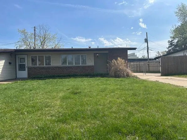 654 Southwell Ln, Florissant, MO 63031