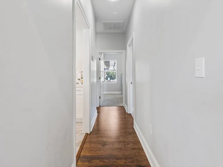 Lee St — Photo 11