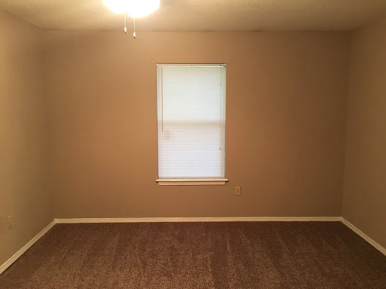 1023-1057 W Eagle St — Photo 14