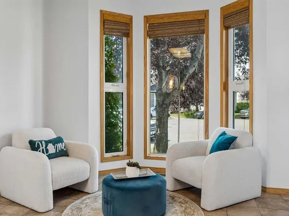 246 SW Mount Lorette Pl SE, Calgary, AB T2Z 2L9