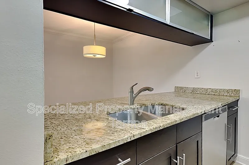 2 bed, 1.0 bath, 857 sqft, $1,875 — Photo 2