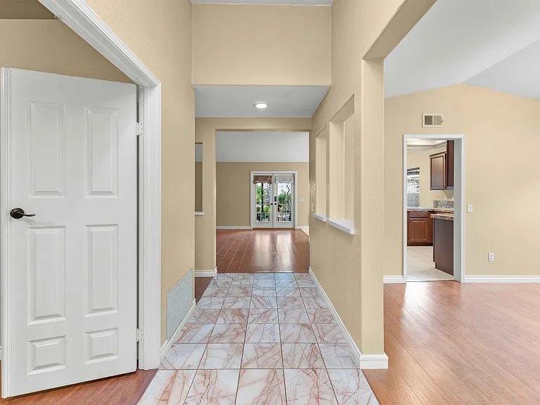 1326 Linsay Pl — Photo 3