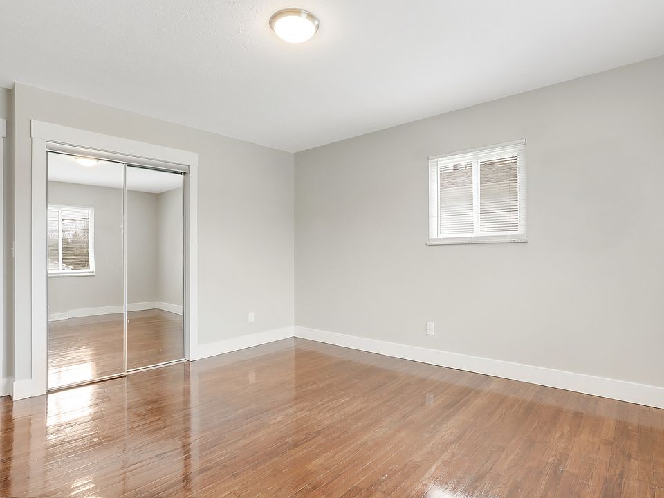 Master bedroom has 2 Closets!