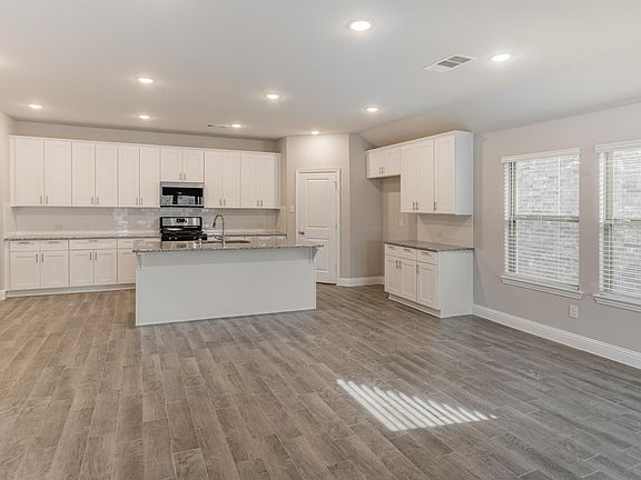2nd image of 5917 Bellflower Dr