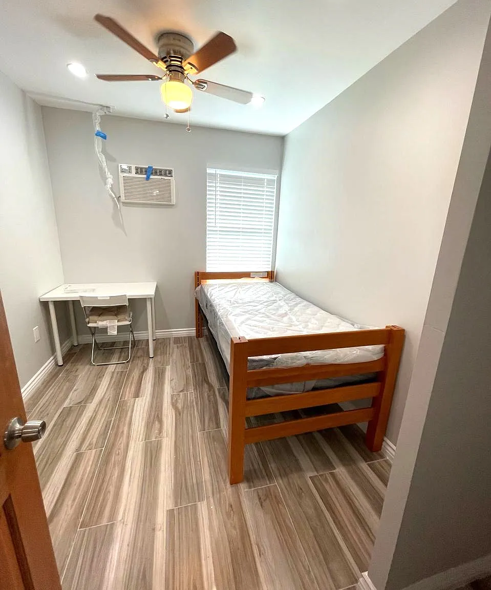 8 bed, 2200 sqft, $700 — Photo 4