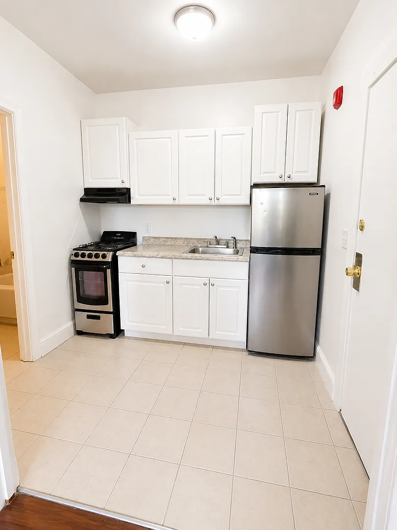 Cozy Updated Studio Apartment for Rent — Photo 3