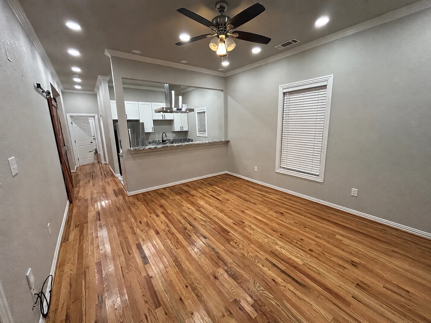 2 bed, 975 sqft, $1,900 — Photo 3