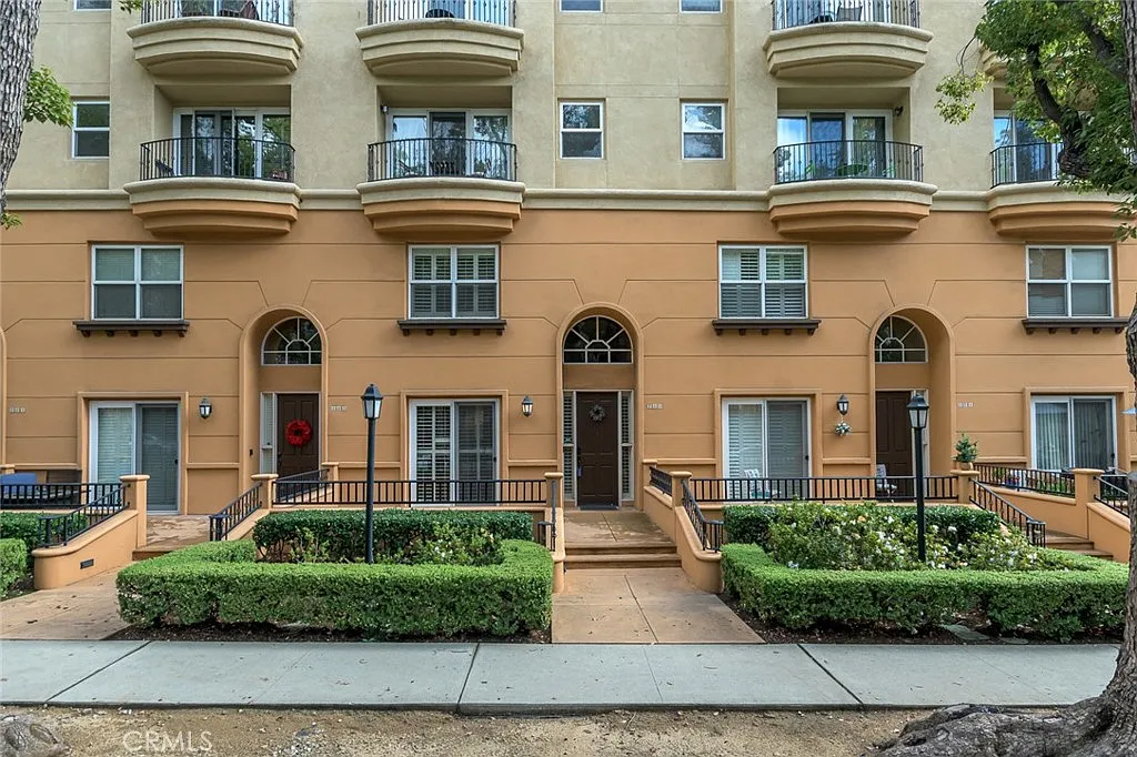 3 bed, 2.5 bath, 1656 sqft, $4,800 — Photo 1